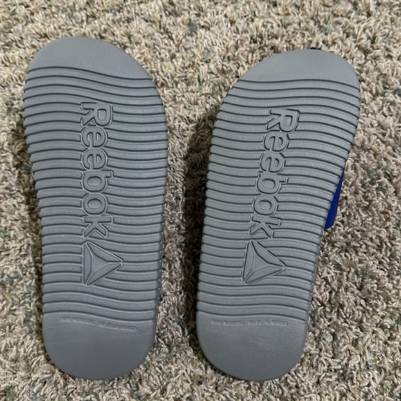 Blue Reebok slides size 5 - Picture 2 of 4